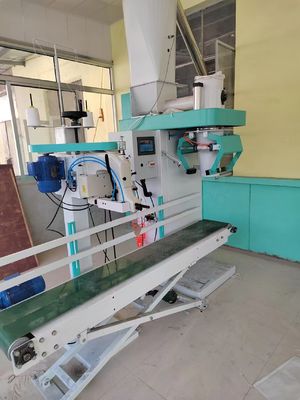 Machine d'emballage granulaire avec une précision d'emballage de ± 0,25 g, système de contrôle PLC et moteur personnalisable de 380 V pour une efficacité élevée